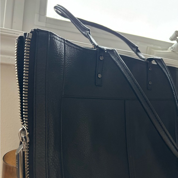 Wilfred Leather Tote w. Side Zippers - Picture 4 of 6